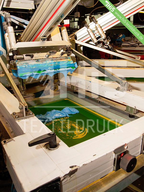 Siebdruckmaschine mit geöffnetem Rakel bereit zur Bedruckung